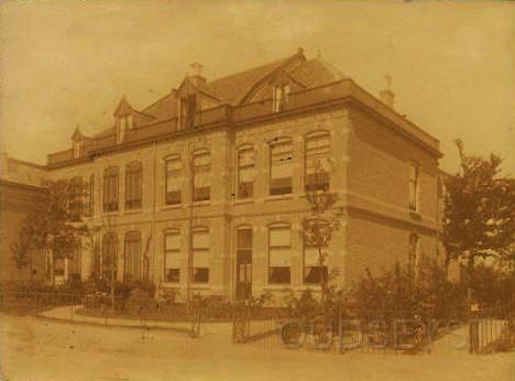 Website foto's 20150032.jpg - Gezicht op Wilhelminalaan 53-55. Gebouwd in 1892. Opname van 1904. De linker gedeelte van deze 2 herenhuizen is nummer 53 en vanaf 1892 tot 1904 was het huisnummer (3) en vanaf 1905 tot 1962 was het huisnummer (37). De Villa droeg de naam "Frederika" van 1909 tot 1927 en van 1928 tot 1936? De naam "Our Home". Dit zijn de bewoners die in deze kant van de Villa hebben gewoond: Dames van der Pot woonde hier met zijn drieën van 1892 tot 1933. Verder C. van der Pot, Particuliere Verpleegster, (1926-1933)., Dr. A. Samson, (Oude Talen) bij Chr. Lyceum, (1934-1935)., Leegstaand, (1936)., Mej. C. Tigchelhoven, Pensionhoudster, (1937-1941)., G. Strijk, Huisbewaarder, (1942-1949?)., H. Strijk, Controleur Rijksverk. Inspecteur, (1950-195?). De rechtergedeelte van de herenhuis Nr. 55 en vanaf 1892 tot 1904 was het Nr. (5) en vanaf 1905 tot 1962 was het Nr. 39. Hier hebben gewoond de heer François Hoijer uit Den Haag vanaf 1895 tot 1905?)., Jhr. K.J.A.H Ram van Bottestein, (1905-1913)., Jhr. H.J.W.E. Ram, (1905-1913)., L.A.E. Bicker – Caarten ,Makelaar en Dir. van Handelsonderneming. (1914-1921)., A. Weekenstroo, Ambtenaar S.S. (1922-1931)., Mevr. S.W. van Schelven – de Jonge, Tel: 1318., (1932-1938)., Leegstaand (1939-1940)., Familie de Wijs, (1941-195?)., J. W. en C. Arkenhout, (1963-19??). Deze  Herenhuis heeft 2 Villa namen gehad zoals van 1909 tot 1913 genaamd: "Augusta" en vanaf 1914 genaamd: "Frajenjawi". De kaart met deze afbeelding is gestuurd naar: Weledelde heer Mr. C.W. van der Pot, Notaris. Nieuwegracht 73 te Utrecht.